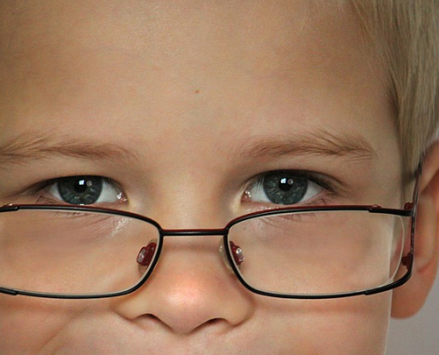 Kinderaugen mit Brille