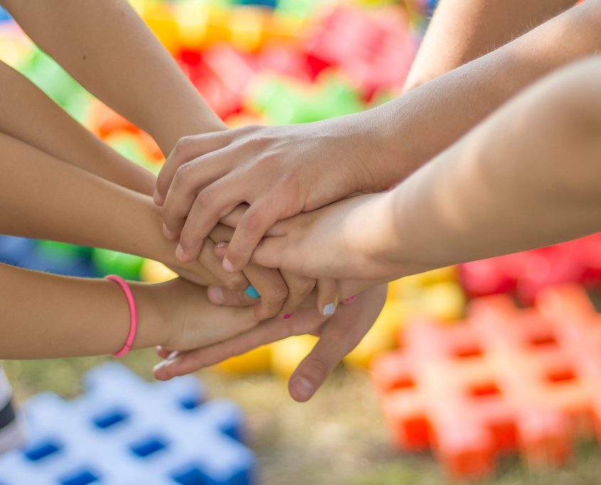 Mehrere aufeinander gelegte Kinderhände