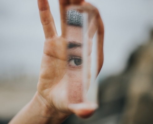 Nahaufnahme von Person mit einem Spiegel in der Hand